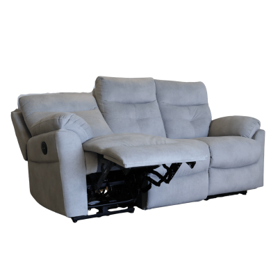 Sofá reclinável cinza claro com assento reclinado e estrutura metálica visível