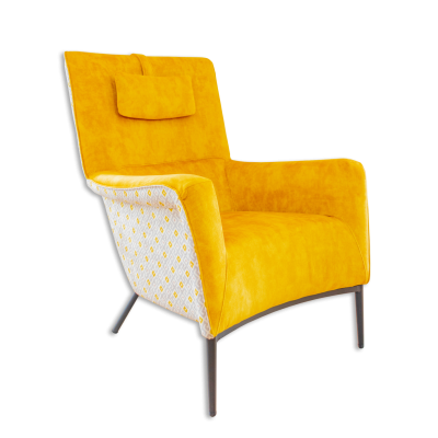 Poltrona moderna amarela com laterais brancas padrão e pernas metálicas