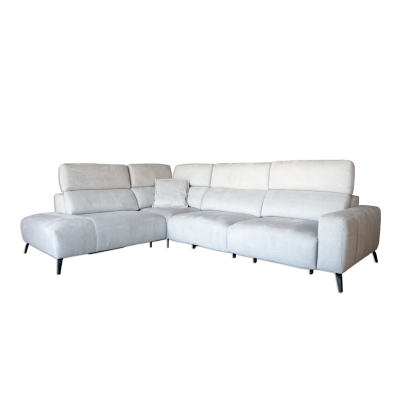 Sofá de canto cinzento claro com almofada e pernas pretas