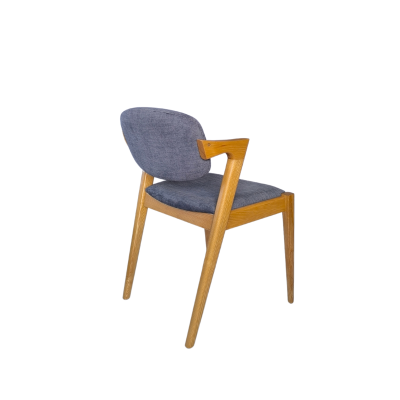 Cadeira de madeira com assento e encosto cinza-azulados
