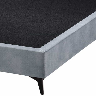 Base de cama cinzenta com pés pretos