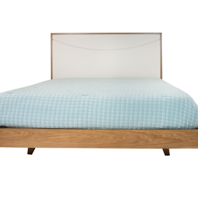 Cama de madeira clara com cabeceira branca e colchão azul claro texturizado