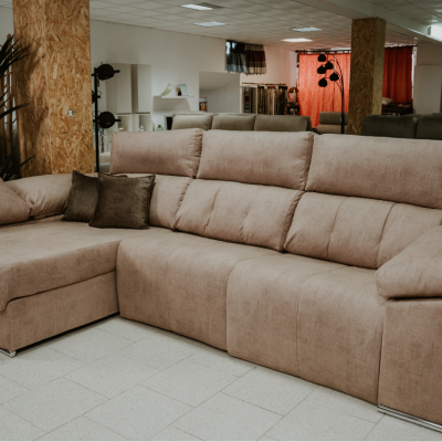 Sofá de canto bege em showroom com almofada castanha