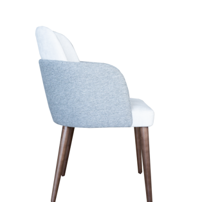 Cadeira estofada branca e cinza com pernas de madeira