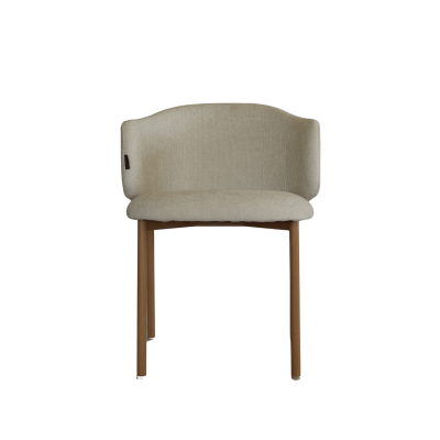 Cadeira estofada bege com pernas em madeira e etiqueta ARTIS na lateral