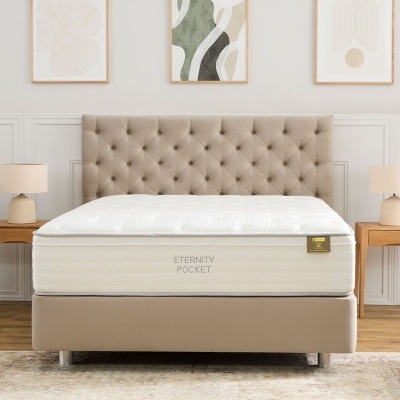 Cama com colchão ETARNITY POCKET e cabeceira estofada bege com mesas de cabeceira e abajur