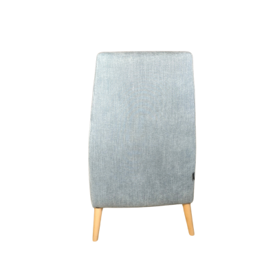 Cadeira azul claro com pernas de madeira clara vista de trás