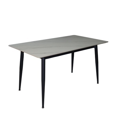 Mesa retangular branca com pernas pretas