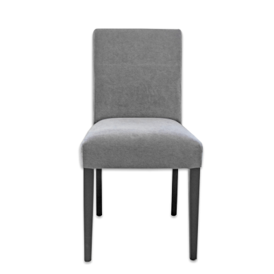 Cadeira estofada cinzenta com pernas pretas sobre fundo preto