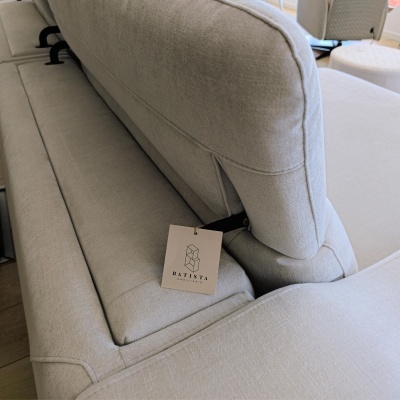 Sofá cinzento claro com etiqueta BATINTA URBANA DESIGN