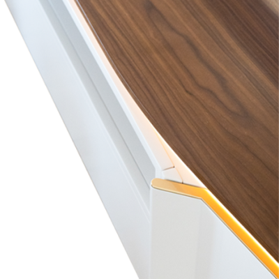 Canto de móvel com tampo em madeira castanha e base branca iluminada