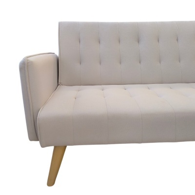 Sofá bege claro com pernas de madeira e padrão de botões
