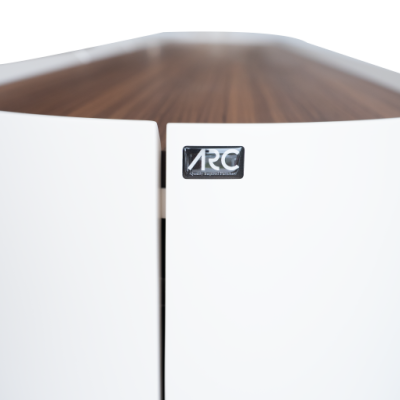 Móvel branco com tampo em madeira castanha e etiqueta ARC.