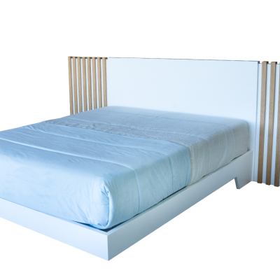 Cama branca com cabeceira em madeira clara e colchão com lençol azul claro