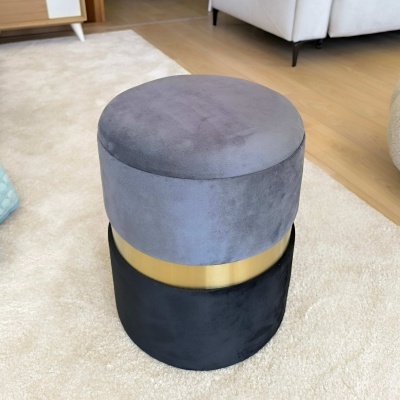 Pufe cilíndrico em veludo cinzento e preto com faixa dourada