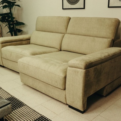 Sofá de tecido bege com design moderno