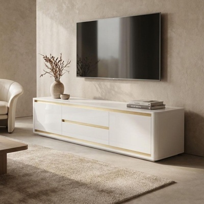 Móvel de TV branco com detalhes dourados e decoração minimalista numa sala moderna.