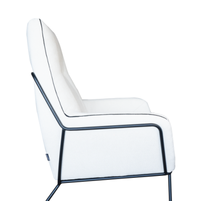 Cadeira branca estofada com estrutura metálica preta vista de perfil