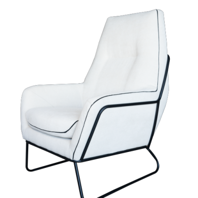 Cadeira branca com detalhes pretos e estrutura metálica preta.