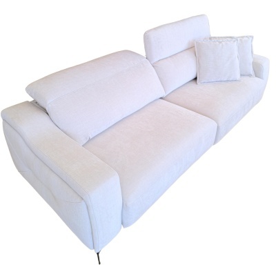 Sofá branco de tecido com almofadas e encostos ajustáveis