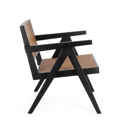 Cadeira preta com assento e encosto em verga entrelaçada