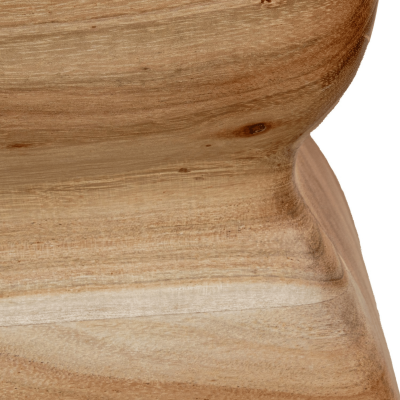 Superfície de madeira clara com textura natural e entalhe arredondado