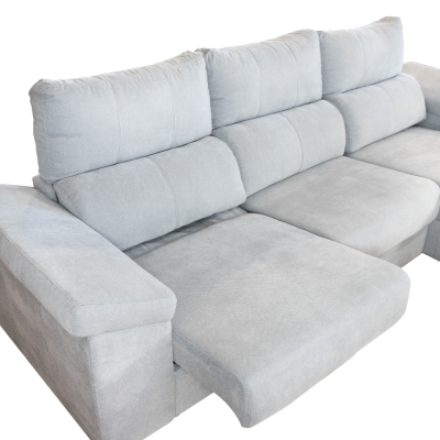 Sofá cinza claro com três assentos e assento rebatido