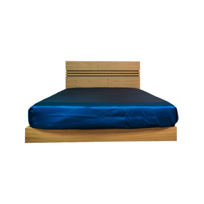 Cama de madeira clara com colchão de capa azul escuro e cabeceira com três linhas horizontais escuras