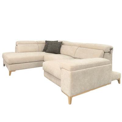 sofá de canto creme com almofadas cinzentas e pés de madeira