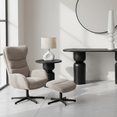 Poltrona e apoio para os pés castanhos claros com base preta, mesas e candeeiros brancos num ambiente minimalista