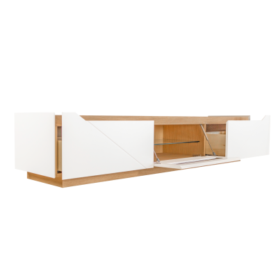 Móvel suspenso de madeira clara com portas brancas e compartimentos abertos