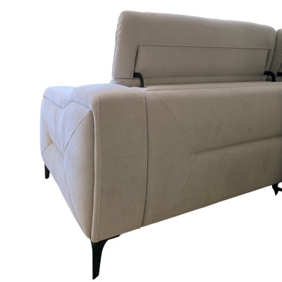 Sofá cinza claro em tecido com pernas pretas em fundo branco