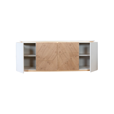 Móvel baixo branco com duas portas centrais de madeira clara e portas laterais abertas.