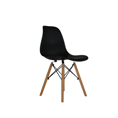 Cadeira preta com pernas de madeira clara e estrutura metálica preta.