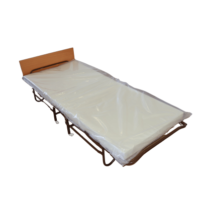 Cama individual com estrutura metálica castanha e colchão branco embrulhado em plástico.