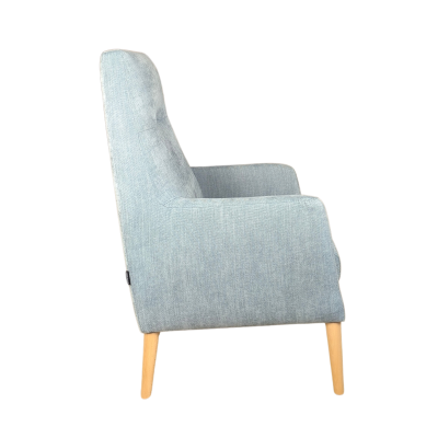 Poltrona azul claro com pernas de madeira vista de perfil