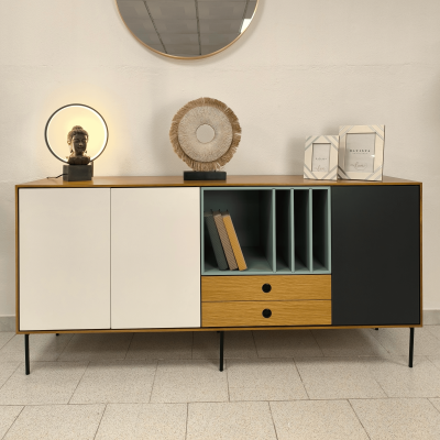 Aparador moderno em madeira com portas brancas e pretas, gavetas, nicho verde, decorado com livros e objetos