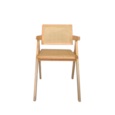 Cadeira de madeira clara com assento e encosto de rattan trançado