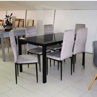 Mesa de jantar preta com seis cadeiras cinza estofadas em sala