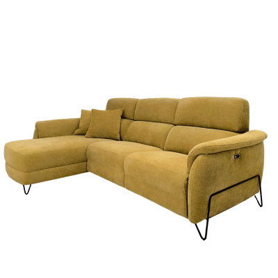 Sofá chaise longue amarelo em tecido com almofadas ao tom e pernas metálicas pretas