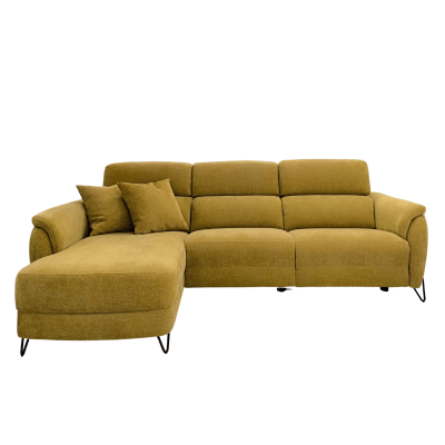 Sofá chaise longue amarelo mostarda com almofadas e pernas metálicas pretas