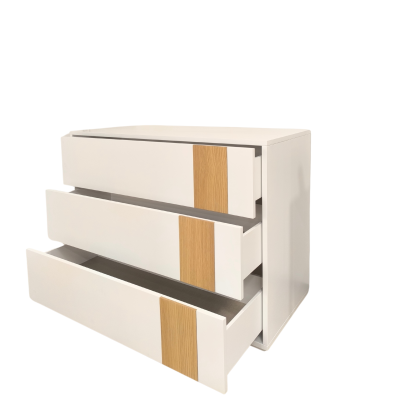 Cómoda branca com três gavetas e puxadores em madeira clara