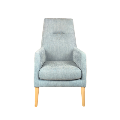 Poltrona de tecido azul claro com pernas de madeira clara