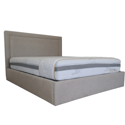 Cama estofada bege com colchão branco com faixa cinzenta e texto MOISSEZIO