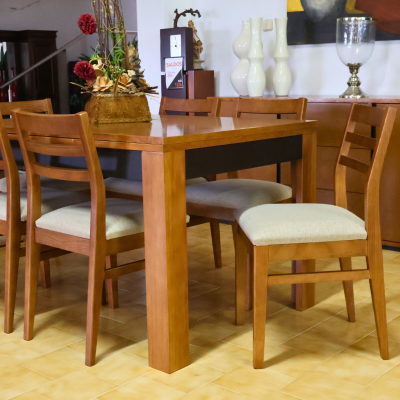 Conjunto mesa de jantar em madeira com seis cadeiras estofadas cor bege e decoração com flores artificiais