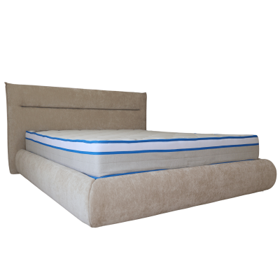 Cama estofada bege com colchão branco e riscas azuis