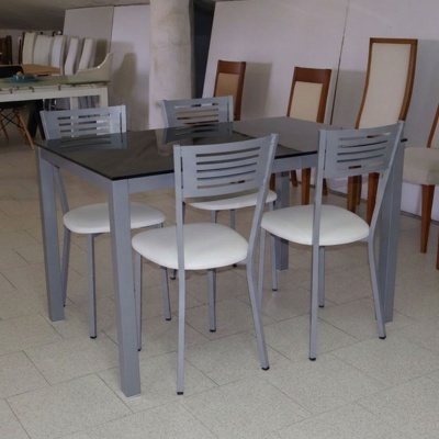 Conjunto de mesa preta com cadeiras cinza e brancas em sala