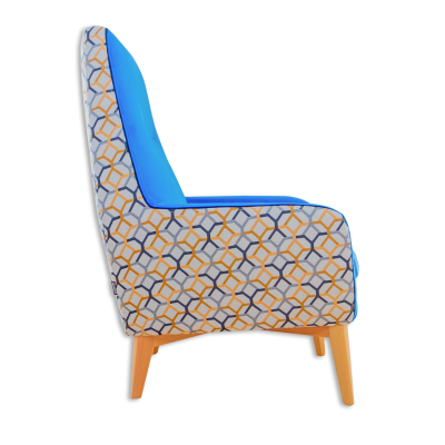 cadeira azul com padrão geométrico e pernas em madeira clara