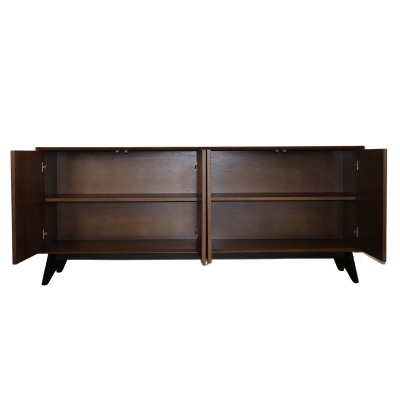 Aparador em madeira castanha escura com portas abertas e prateleiras interiores.