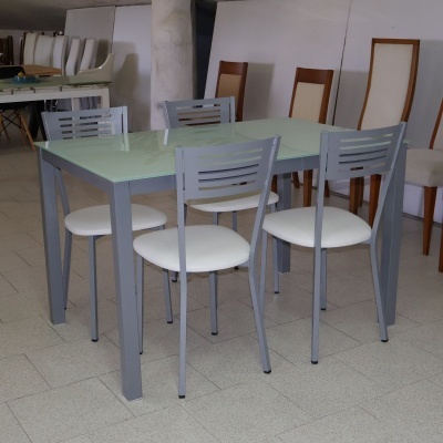 Conjunto de mesa de vidro com quatro cadeiras cinzentas com assentos brancos